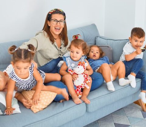 Kobieta i dzieci siedzą na kanapie