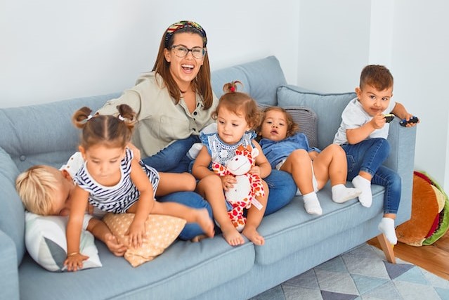 Kobieta i dzieci siedzą na kanapie
