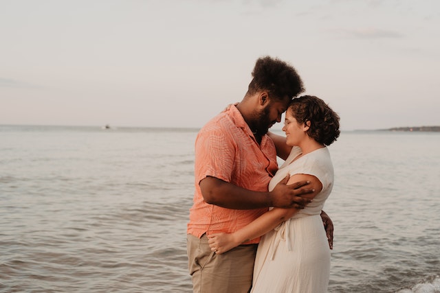 Mężczyzna i kobieta przytulają się na plaży