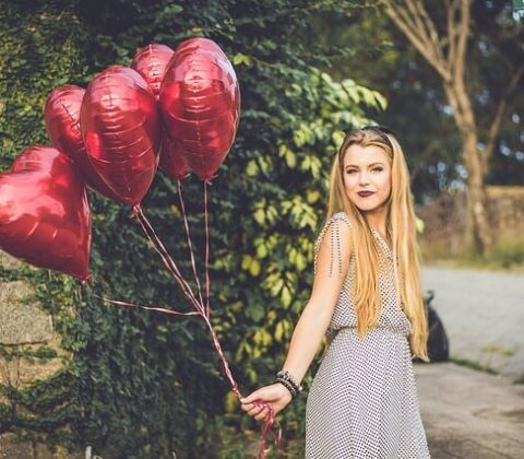 Piękna dziewczyna z balonikami w serdeuszka