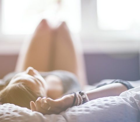 Kobieta leżąca na łóżku