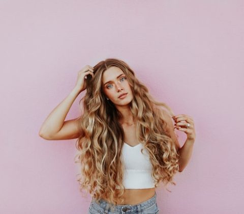 kobieta z blond wlosami