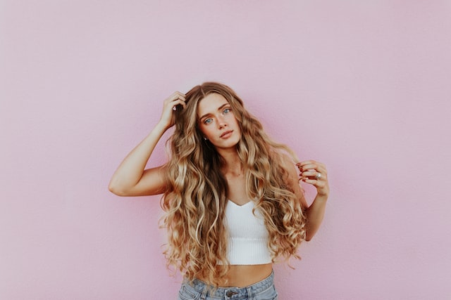 kobieta z blond wlosami