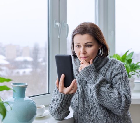 kobieta rozmawia z partnerem przez telefon