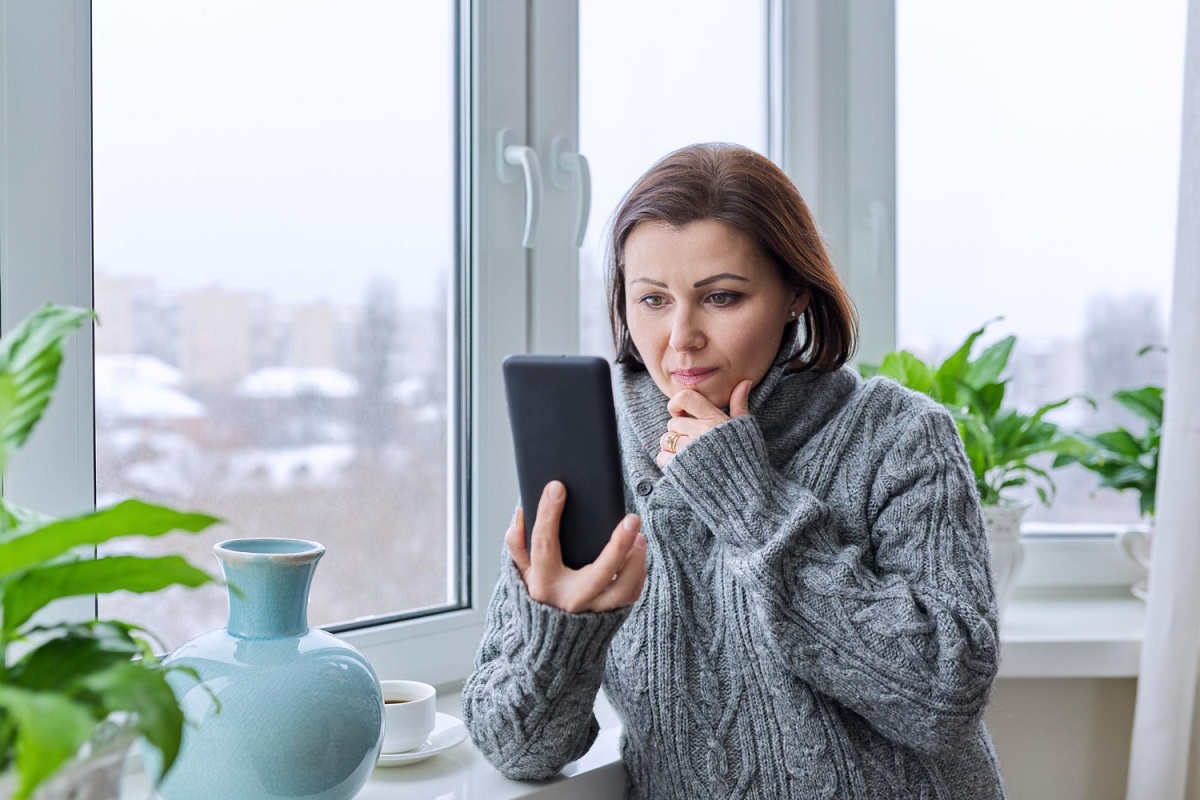 kobieta rozmawia z partnerem przez telefon