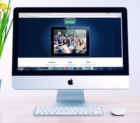 Randkowy portal internetowy na ekranie komputera