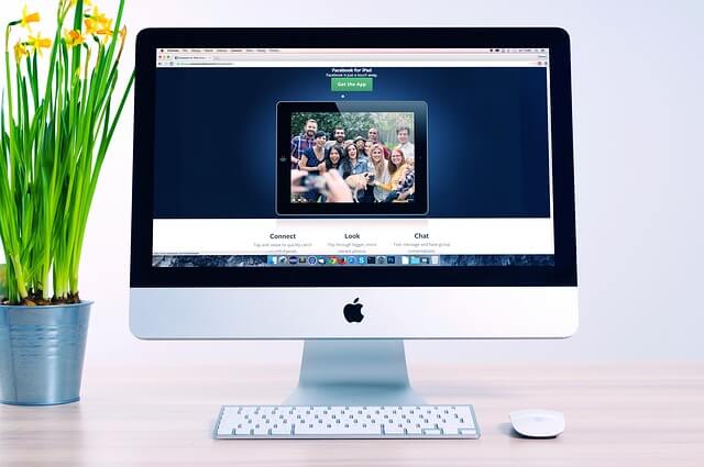 Randkowy portal internetowy na ekranie komputera