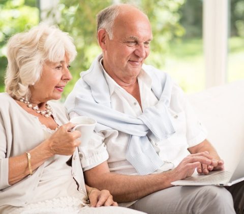 seniorzy korzytsają z laptopa