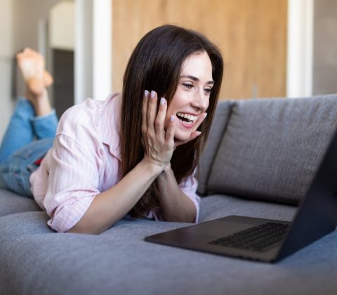 kobieta prowadzi rozmowę z ukochanym przez internet